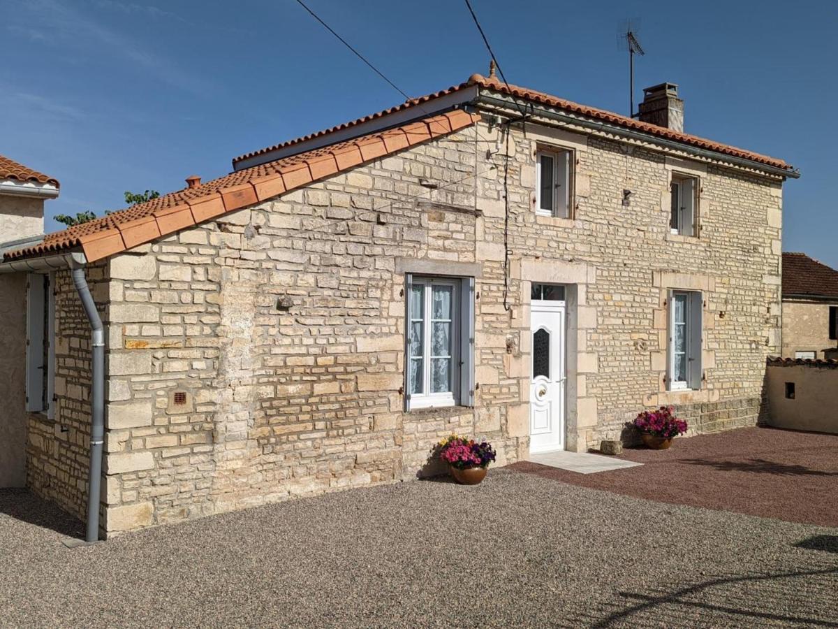 Maison Lumineuse Avec Cour Privative, Proche Sites Culturels, Tout Confort, Equipe Bebe, Wifi Inclus - Fr-1-653-98 Puyreaux Exterior photo